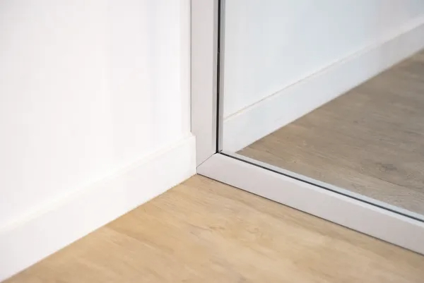 Wall connection clamping profile